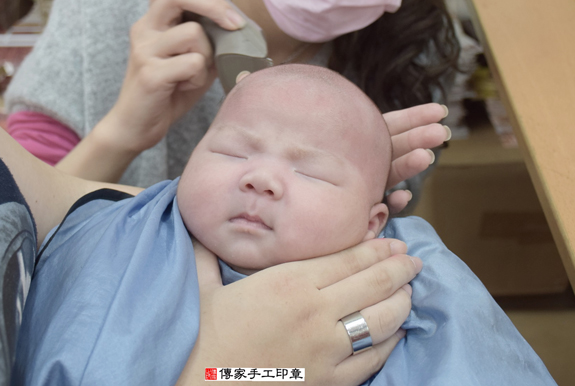 李寶寶(新北永和區嬰兒寶寶滿月剃頭理髮、免費嬰兒剃胎毛儀式吉祥話)。中國風會場，爸媽寶貝免費穿「日中韓」古裝禮服。專業拍照、DVD光碟、證書。★購買「臍帶章、肚臍章、胎毛筆刷印章」贈送：剃頭、收涎、抓周，三選一。 2015.11.29 照片17