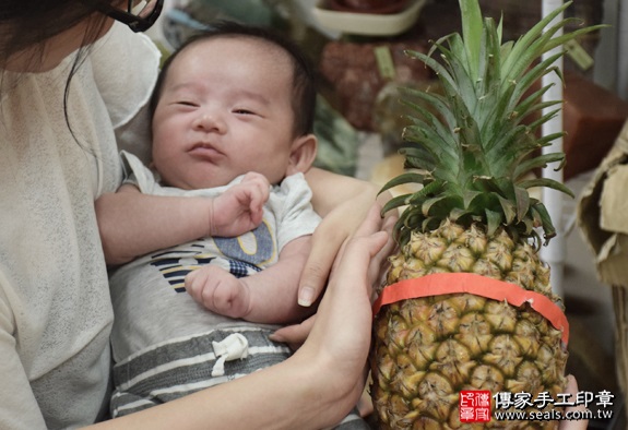 剃胎毛、滿月剃頭、嬰兒剃頭、嬰兒理髮、嬰兒剃髮、嬰兒剃胎毛、嬰兒滿月剃頭、寶寶剃頭、剃胎毛儀式、剃胎毛吉祥話、滿月剃頭儀式、滿月剃頭吉祥話、寶寶剃胎毛、寶寶滿月剃頭理髮、新北永和區剃胎毛、新北永和區滿月剃頭、新北永和區嬰兒剃頭剃胎毛、新北永和區嬰兒理髮、新北永和區嬰兒剃髮、吳寶寶(新北永和區嬰兒寶寶滿月剃頭理髮、免費嬰兒剃胎毛儀式吉祥話)。中國風會場，爸媽寶貝免費穿「日中韓」古裝禮服。專業拍照、DVD光碟、證書。★購買「臍帶章、肚臍章、胎毛筆刷印章」贈送：剃頭、收涎、抓周，三選一。2016.05.14  照片10