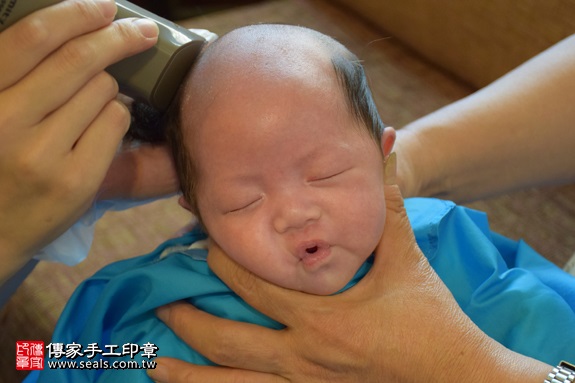 剃胎毛、滿月剃頭、嬰兒剃頭、嬰兒理髮、嬰兒剃髮、嬰兒剃胎毛、嬰兒滿月剃頭、寶寶剃頭、剃胎毛儀式、剃胎毛吉祥話、滿月剃頭儀式、滿月剃頭吉祥話、寶寶剃胎毛、寶寶滿月剃頭理髮、 新北市北投地區剃胎毛、新北市北投地區滿月剃頭、新北市北投地區嬰兒剃頭剃胎毛、新北市北投地區嬰兒理髮、新北市嬰兒剃髮、蘇寶寶(新北北投區到府嬰兒寶寶滿月剃頭理髮、免費到府嬰兒剃胎毛儀式吉祥話)。到府剃頭剃胎毛主持、專業拍照、DVD光碟、證書。★購買「臍帶章、肚臍章、胎毛筆刷印章」贈送：剃頭、收涎、抓周，三選一。2017.09.18照片31