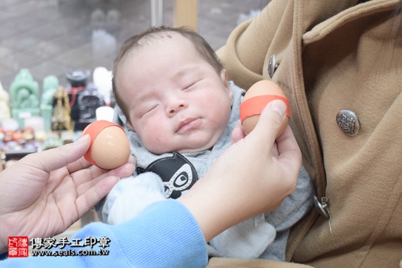 剃胎毛、滿月剃頭、嬰兒剃頭、嬰兒理髮、嬰兒剃髮、嬰兒剃胎毛、嬰兒滿月剃頭、寶寶剃頭、剃胎毛儀式、剃胎毛吉祥話、滿月剃頭儀式、滿月剃頭吉祥話、寶寶剃胎毛、寶寶滿月剃頭理髮、新北中和區剃胎毛、新北中和區滿月剃頭、新北中和區嬰兒剃頭剃胎毛、新北中和區嬰兒理髮、新北中和區嬰兒剃髮、陳寶寶(新北中和區嬰兒寶寶滿月剃頭理髮、免費嬰兒剃胎毛儀式吉祥話)。中國風會場，爸媽寶貝免費穿「日中韓」古裝禮服。專業拍照、DVD光碟、證書。★購買「臍帶章、肚臍章、胎毛筆刷印章」贈送：剃頭、收涎、抓周，三選一。2015.12.19 照片3