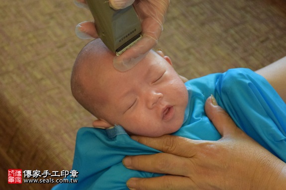 剃胎毛、滿月剃頭、嬰兒剃頭、嬰兒理髮、嬰兒剃髮、嬰兒剃胎毛、嬰兒滿月剃頭、寶寶剃頭、剃胎毛儀式、剃胎毛吉祥話、滿月剃頭儀式、滿月剃頭吉祥話、寶寶剃胎毛、寶寶滿月剃頭理髮、 新北市北投地區剃胎毛、新北市北投地區滿月剃頭、新北市北投地區嬰兒剃頭剃胎毛、新北市北投地區嬰兒理髮、新北市嬰兒剃髮、蘇寶寶(新北北投區到府嬰兒寶寶滿月剃頭理髮、免費到府嬰兒剃胎毛儀式吉祥話)。到府剃頭剃胎毛主持、專業拍照、DVD光碟、證書。★購買「臍帶章、肚臍章、胎毛筆刷印章」贈送：剃頭、收涎、抓周，三選一。2017.09.18照片33