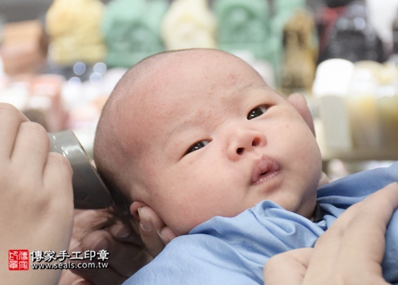 剃胎毛、滿月剃頭、嬰兒剃頭、嬰兒理髮、嬰兒剃髮、嬰兒剃胎毛、嬰兒滿月剃頭、寶寶剃頭、剃胎毛儀式、剃胎毛吉祥話、滿月剃頭儀式、滿月剃頭吉祥話、寶寶剃胎毛、寶寶滿月剃頭理髮、新北永和區剃胎毛、新北永和區滿月剃頭、新北永和區嬰兒剃頭剃胎毛、新北永和區嬰兒理髮、新北永和區嬰兒剃髮、廖寶寶(新北永和區嬰兒寶寶滿月剃頭理髮、免費嬰兒剃胎毛儀式吉祥話)。中國風會場，爸媽寶貝免費穿「日中韓」古裝禮服。專業拍照、DVD光碟、證書。★購買「臍帶章、肚臍章、胎毛筆刷印章」贈送：剃頭、收涎、抓周，三選一。2015.12.18 照片16