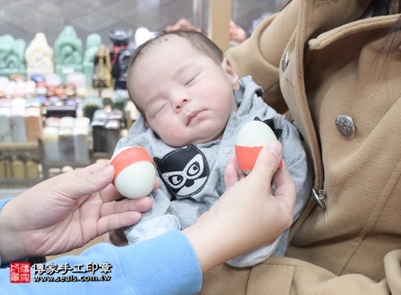 剃胎毛、滿月剃頭、嬰兒剃頭、嬰兒理髮、嬰兒剃髮、嬰兒剃胎毛、嬰兒滿月剃頭、寶寶剃頭、剃胎毛儀式、剃胎毛吉祥話、滿月剃頭儀式、滿月剃頭吉祥話、寶寶剃胎毛、寶寶滿月剃頭理髮、新北中和區剃胎毛、新北中和區滿月剃頭、新北中和區嬰兒剃頭剃胎毛、新北中和區嬰兒理髮、新北中和區嬰兒剃髮、陳寶寶(新北中和區嬰兒寶寶滿月剃頭理髮、免費嬰兒剃胎毛儀式吉祥話)。中國風會場，爸媽寶貝免費穿「日中韓」古裝禮服。專業拍照、DVD光碟、證書。★購買「臍帶章、肚臍章、胎毛筆刷印章」贈送：剃頭、收涎、抓周，三選一。2015.12.19 照片4