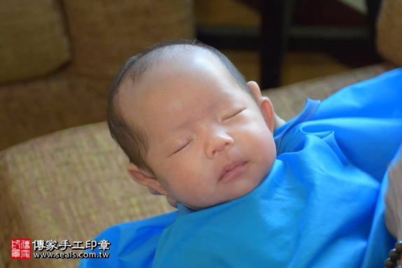 剃胎毛、滿月剃頭、嬰兒剃頭、嬰兒理髮、嬰兒剃髮、嬰兒剃胎毛、嬰兒滿月剃頭、寶寶剃頭、剃胎毛儀式、剃胎毛吉祥話、滿月剃頭儀式、滿月剃頭吉祥話、寶寶剃胎毛、寶寶滿月剃頭理髮、 新北市北投地區剃胎毛、新北市北投地區滿月剃頭、新北市北投地區嬰兒剃頭剃胎毛、新北市北投地區嬰兒理髮、新北市嬰兒剃髮、蘇寶寶(新北北投區到府嬰兒寶寶滿月剃頭理髮、免費到府嬰兒剃胎毛儀式吉祥話)。到府剃頭剃胎毛主持、專業拍照、DVD光碟、證書。★購買「臍帶章、肚臍章、胎毛筆刷印章」贈送：剃頭、收涎、抓周，三選一。2017.09.18照片30