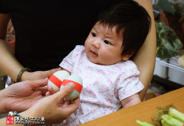 剃胎毛、滿月剃頭、嬰兒剃頭、嬰兒理髮、嬰兒剃髮、嬰兒剃胎毛、嬰兒滿月剃頭、寶寶剃頭、剃胎毛儀式、剃胎毛吉祥話、滿月剃頭儀式、滿月剃頭吉祥話、寶寶剃胎毛、寶寶滿月剃頭理髮、新北永和區剃胎毛、新北永和區滿月剃頭、新北永和區嬰兒剃頭剃胎毛、新北永和區嬰兒理髮、新北永和區嬰兒剃髮、孫寶寶(新北永和區嬰兒寶寶滿月剃頭理髮、免費嬰兒剃胎毛儀式吉祥話)。中國風會場，爸媽寶貝免費穿「日中韓」古裝禮服。專業拍照、DVD光碟、證書。★購買「臍帶章、肚臍章、胎毛筆刷印章」贈送：剃頭、收涎、抓周，三選一。2016.05.22  照片4