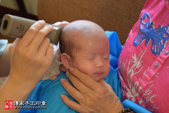剃胎毛、滿月剃頭、嬰兒剃頭、嬰兒理髮、嬰兒剃髮、嬰兒剃胎毛、嬰兒滿月剃頭、寶寶剃頭、剃胎毛儀式、剃胎毛吉祥話、滿月剃頭儀式、滿月剃頭吉祥話、寶寶剃胎毛、寶寶滿月剃頭理髮、 新北市北投地區剃胎毛、新北市北投地區滿月剃頭、新北市北投地區嬰兒剃頭剃胎毛、新北市北投地區嬰兒理髮、新北市嬰兒剃髮、蘇寶寶(新北北投區到府嬰兒寶寶滿月剃頭理髮、免費到府嬰兒剃胎毛儀式吉祥話)。到府剃頭剃胎毛主持、專業拍照、DVD光碟、證書。★購買「臍帶章、肚臍章、胎毛筆刷印章」贈送：剃頭、收涎、抓周，三選一。2017.09.18照片32