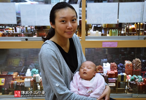 剃胎毛、滿月剃頭、嬰兒剃頭、嬰兒理髮、嬰兒剃髮、嬰兒剃胎毛、嬰兒滿月剃頭、寶寶剃頭、剃胎毛儀式、剃胎毛吉祥話、滿月剃頭儀式、滿月剃頭吉祥話、寶寶剃胎毛、寶寶滿月剃頭理髮、新北永和區剃胎毛、新北永和區滿月剃頭、新北永和區嬰兒剃頭剃胎毛、新北永和區嬰兒理髮、新北永和區嬰兒剃髮、鄭寶寶(新北永和區嬰兒寶寶滿月剃頭理髮、免費嬰兒剃胎毛儀式吉祥話)。中國風會場，爸媽寶貝免費穿「日中韓」古裝禮服。專業拍照、DVD光碟、證書。★購買「臍帶章、肚臍章、胎毛筆刷印章」贈送：剃頭、收涎、抓周，三選一。2016.04.11  照片19