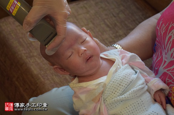 剃胎毛、滿月剃頭、嬰兒剃頭、嬰兒理髮、嬰兒剃髮、嬰兒剃胎毛、嬰兒滿月剃頭、寶寶剃頭、剃胎毛儀式、剃胎毛吉祥話、滿月剃頭儀式、滿月剃頭吉祥話、寶寶剃胎毛、寶寶滿月剃頭理髮、 新北市北投地區剃胎毛、新北市北投地區滿月剃頭、新北市北投地區嬰兒剃頭剃胎毛、新北市北投地區嬰兒理髮、新北市嬰兒剃髮、蘇寶寶(新北北投區到府嬰兒寶寶滿月剃頭理髮、免費到府嬰兒剃胎毛儀式吉祥話)。到府剃頭剃胎毛主持、專業拍照、DVD光碟、證書。★購買「臍帶章、肚臍章、胎毛筆刷印章」贈送：剃頭、收涎、抓周，三選一。2017.09.18照片34