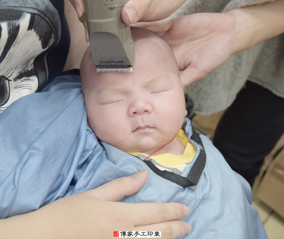 李寶寶(新北永和區嬰兒寶寶滿月剃頭理髮、免費嬰兒剃胎毛儀式吉祥話)。中國風會場，爸媽寶貝免費穿「日中韓」古裝禮服。專業拍照、DVD光碟、證書。★購買「臍帶章、肚臍章、胎毛筆刷印章」贈送：剃頭、收涎、抓周，三選一。 2015.11.29 照片18