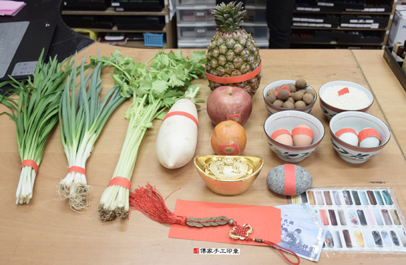 陳寶寶(新北永和區嬰兒寶寶滿月剃頭理髮、免費嬰兒剃胎毛儀式吉祥話)。中國風會場，爸媽寶貝免費穿「日中韓」古裝禮服。專業拍照、DVD光碟、證書。★購買「臍帶章、肚臍章、胎毛筆刷印章」贈送：剃頭、收涎、抓周，三選一。 2015.12.05 照片1