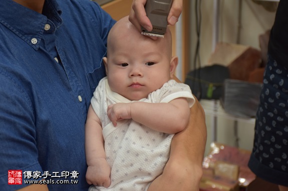 剃胎毛、滿月剃頭、嬰兒剃頭、嬰兒理髮、嬰兒剃髮、嬰兒剃胎毛、嬰兒滿月剃頭、寶寶剃頭、剃胎毛儀式、剃胎毛吉祥話、滿月剃頭儀式、滿月剃頭吉祥話、寶寶剃胎毛、寶寶滿月剃頭理髮、 新北市永和地區剃胎毛、新北市永和地區滿月剃頭、新北市永和地區嬰兒剃頭剃胎毛、新北市永和地區嬰兒理髮、新北市嬰兒剃髮、劉寶寶(新北永和區嬰兒寶寶滿月剃頭理髮、免費嬰兒剃胎毛儀式吉祥話)。中國風會場，爸媽寶貝免費穿「日中韓」古裝禮服。專業拍照、DVD光碟、證書。★購買「臍帶章、肚臍章、胎毛筆刷印章」贈送：剃頭、收涎、抓周，三選一。2017.09.09照片18