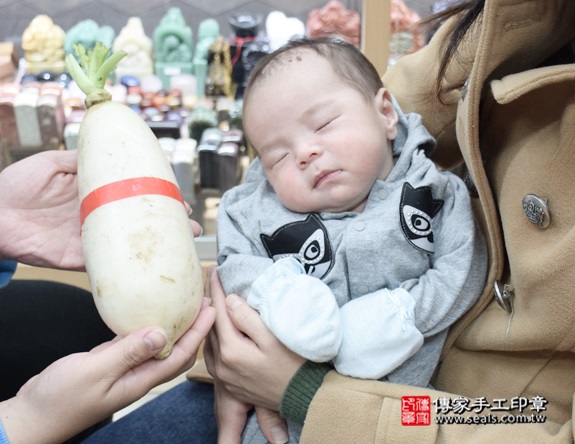 剃胎毛、滿月剃頭、嬰兒剃頭、嬰兒理髮、嬰兒剃髮、嬰兒剃胎毛、嬰兒滿月剃頭、寶寶剃頭、剃胎毛儀式、剃胎毛吉祥話、滿月剃頭儀式、滿月剃頭吉祥話、寶寶剃胎毛、寶寶滿月剃頭理髮、新北中和區剃胎毛、新北中和區滿月剃頭、新北中和區嬰兒剃頭剃胎毛、新北中和區嬰兒理髮、新北中和區嬰兒剃髮、陳寶寶(新北中和區嬰兒寶寶滿月剃頭理髮、免費嬰兒剃胎毛儀式吉祥話)。中國風會場，爸媽寶貝免費穿「日中韓」古裝禮服。專業拍照、DVD光碟、證書。★購買「臍帶章、肚臍章、胎毛筆刷印章」贈送：剃頭、收涎、抓周，三選一。2015.12.19 照片13