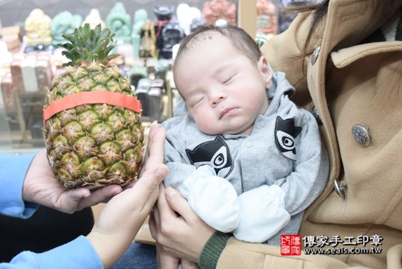 剃胎毛、滿月剃頭、嬰兒剃頭、嬰兒理髮、嬰兒剃髮、嬰兒剃胎毛、嬰兒滿月剃頭、寶寶剃頭、剃胎毛儀式、剃胎毛吉祥話、滿月剃頭儀式、滿月剃頭吉祥話、寶寶剃胎毛、寶寶滿月剃頭理髮、新北中和區剃胎毛、新北中和區滿月剃頭、新北中和區嬰兒剃頭剃胎毛、新北中和區嬰兒理髮、新北中和區嬰兒剃髮、陳寶寶(新北中和區嬰兒寶寶滿月剃頭理髮、免費嬰兒剃胎毛儀式吉祥話)。中國風會場，爸媽寶貝免費穿「日中韓」古裝禮服。專業拍照、DVD光碟、證書。★購買「臍帶章、肚臍章、胎毛筆刷印章」贈送：剃頭、收涎、抓周，三選一。2015.12.19 照片14