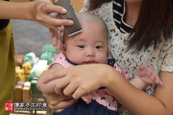 剃胎毛、滿月剃頭、嬰兒剃頭、嬰兒理髮、嬰兒剃髮、嬰兒剃胎毛、嬰兒滿月剃頭、寶寶剃頭、剃胎毛儀式、剃胎毛吉祥話、滿月剃頭儀式、滿月剃頭吉祥話、寶寶剃胎毛、寶寶滿月剃頭理髮、 新北市永和地區剃胎毛、新北市永和地區滿月剃頭、新北市永和地區嬰兒剃頭剃胎毛、新北市永和地區嬰兒理髮、新北市嬰兒剃髮、劉寶寶(新北永和區嬰兒寶寶滿月剃頭理髮、免費嬰兒剃胎毛儀式吉祥話)。中國風會場，爸媽寶貝免費穿「日中韓」古裝禮服。專業拍照、DVD光碟、證書。★購買「臍帶章、肚臍章、胎毛筆刷印章」贈送：剃頭、收涎、抓周，三選一。2017.09.10照片18