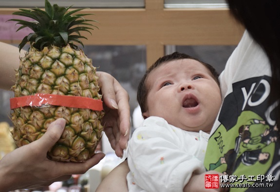 剃胎毛、滿月剃頭、嬰兒剃頭、嬰兒理髮、嬰兒剃髮、嬰兒剃胎毛、嬰兒滿月剃頭、寶寶剃頭、剃胎毛儀式、剃胎毛吉祥話、滿月剃頭儀式、滿月剃頭吉祥話、寶寶剃胎毛、寶寶滿月剃頭理髮、新北永和區剃胎毛、新北永和區滿月剃頭、新北永和區嬰兒剃頭剃胎毛、新北永和區嬰兒理髮、新北永和區嬰兒剃髮、張寶寶(新北永和區嬰兒寶寶滿月剃頭理髮、免費嬰兒剃胎毛儀式吉祥話)。中國風會場，爸媽寶貝免費穿「日中韓」古裝禮服。專業拍照、DVD光碟、證書。★購買「臍帶章、肚臍章、胎毛筆刷印章」贈送：剃頭、收涎、抓周，三選一。2016.05.15  照片12