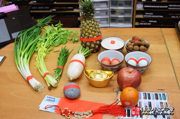 剃胎毛、滿月剃頭、嬰兒剃頭、嬰兒理髮、嬰兒剃髮、嬰兒剃胎毛、嬰兒滿月剃頭、寶寶剃頭、剃胎毛儀式、剃胎毛吉祥話、滿月剃頭儀式、滿月剃頭吉祥話、寶寶剃胎毛、寶寶滿月剃頭理髮、新北永和區剃胎毛、新北永和區滿月剃頭、新北永和區嬰兒剃頭剃胎毛、新北永和區嬰兒理髮、新北永和區嬰兒剃髮、鄧寶寶(新北永和區嬰兒寶寶滿月剃頭理髮、免費嬰兒剃胎毛儀式吉祥話)。中國風會場，爸媽寶貝免費穿「日中韓」古裝禮服。專業拍照、DVD光碟、證書。★購買「臍帶章、肚臍章、胎毛筆刷印章」贈送：剃頭、收涎、抓周，三選一。2016.02.29 照片1