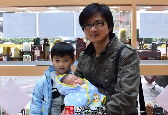 剃胎毛、滿月剃頭、嬰兒剃頭、嬰兒理髮、嬰兒剃髮、嬰兒剃胎毛、嬰兒滿月剃頭、寶寶剃頭、剃胎毛儀式、剃胎毛吉祥話、滿月剃頭儀式、滿月剃頭吉祥話、寶寶剃胎毛、寶寶滿月剃頭理髮、新竹香山區剃胎毛、新竹香山區滿月剃頭、新竹香山區嬰兒剃頭剃胎毛、新竹香山區嬰兒理髮、新竹香山區嬰兒剃髮、寶寶(新竹香山區嬰兒寶寶滿月剃頭理髮、免費嬰兒剃胎毛儀式吉祥話)。中國風會場，爸媽寶貝免費穿「日中韓」古裝禮服。專業拍照、DVD光碟、證書。★購買「臍帶章、肚臍章、胎毛筆刷印章」贈送：剃頭、收涎、抓周，三選一。2016.01.12 照片2