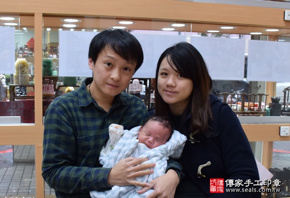 剃胎毛、滿月剃頭、嬰兒剃頭、嬰兒理髮、嬰兒剃髮、嬰兒剃胎毛、嬰兒滿月剃頭、寶寶剃頭、剃胎毛儀式、剃胎毛吉祥話、滿月剃頭儀式、滿月剃頭吉祥話、寶寶剃胎毛、寶寶滿月剃頭理髮、新竹香山區剃胎毛、新竹香山區滿月剃頭、新竹香山區嬰兒剃頭剃胎毛、新竹香山區嬰兒理髮、新竹香山區嬰兒剃髮、卓寶寶(新竹香山區嬰兒寶寶滿月剃頭理髮、免費嬰兒剃胎毛儀式吉祥話)。中國風會場，爸媽寶貝免費穿「日中韓」古裝禮服。專業拍照、DVD光碟、證書。★購買「臍帶章、肚臍章、胎毛筆刷印章」贈送：剃頭、收涎、抓周，三選一。2016.01.23 照片2