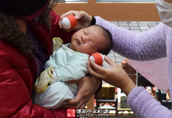 剃胎毛、滿月剃頭、嬰兒剃頭、嬰兒理髮、嬰兒剃髮、嬰兒剃胎毛、嬰兒滿月剃頭、寶寶剃頭、剃胎毛儀式、剃胎毛吉祥話、滿月剃頭儀式、滿月剃頭吉祥話、寶寶剃胎毛、寶寶滿月剃頭理髮、新竹香山區剃胎毛、新竹香山區滿月剃頭、新竹香山區嬰兒剃頭剃胎毛、新竹香山區嬰兒理髮、新竹香山區嬰兒剃髮、寶寶(新竹香山區嬰兒寶寶滿月剃頭理髮、免費嬰兒剃胎毛儀式吉祥話)。中國風會場，爸媽寶貝免費穿「日中韓」古裝禮服。專業拍照、DVD光碟、證書。★購買「臍帶章、肚臍章、胎毛筆刷印章」贈送：剃頭、收涎、抓周，三選一。2016.01.12 照片3