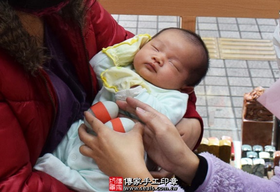 剃胎毛、滿月剃頭、嬰兒剃頭、嬰兒理髮、嬰兒剃髮、嬰兒剃胎毛、嬰兒滿月剃頭、寶寶剃頭、剃胎毛儀式、剃胎毛吉祥話、滿月剃頭儀式、滿月剃頭吉祥話、寶寶剃胎毛、寶寶滿月剃頭理髮、新竹香山區剃胎毛、新竹香山區滿月剃頭、新竹香山區嬰兒剃頭剃胎毛、新竹香山區嬰兒理髮、新竹香山區嬰兒剃髮、寶寶(新竹香山區嬰兒寶寶滿月剃頭理髮、免費嬰兒剃胎毛儀式吉祥話)。中國風會場，爸媽寶貝免費穿「日中韓」古裝禮服。專業拍照、DVD光碟、證書。★購買「臍帶章、肚臍章、胎毛筆刷印章」贈送：剃頭、收涎、抓周，三選一。2016.01.12 照片4