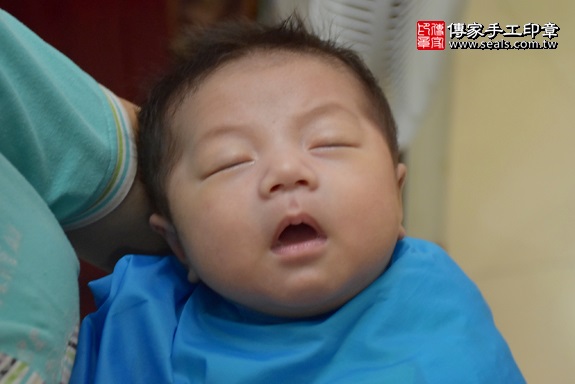 剃胎毛、滿月剃頭、嬰兒剃頭、嬰兒理髮、嬰兒剃髮、嬰兒剃胎毛、嬰兒滿月剃頭、寶寶剃頭、剃胎毛儀式、剃胎毛吉祥話、滿月剃頭儀式、滿月剃頭吉祥話、寶寶剃胎毛、寶寶滿月剃頭理髮、 新北市樹林地區剃胎毛、新北市樹林地區滿月剃頭、新北市樹林地區嬰兒剃頭剃胎毛、新北市樹林地區嬰兒理髮、新北市嬰兒剃髮、鄭寶寶(新北樹林區到府嬰兒寶寶滿月剃頭理髮、免費到府嬰兒剃胎毛儀式吉祥話)。到府剃頭剃胎毛主持、專業拍照、DVD光碟、證書。★購買「臍帶章、肚臍章、胎毛筆刷印章」贈送：剃頭、收涎、抓周，三選一。2017.10.13照片14