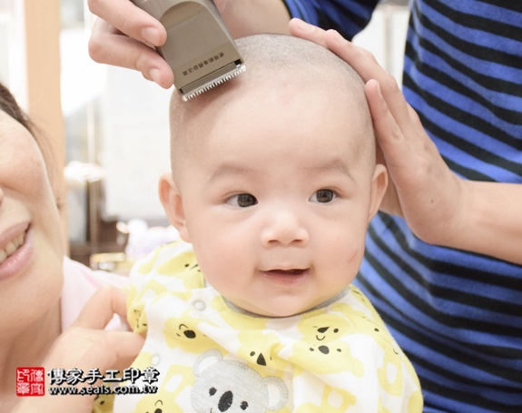 剃胎毛、滿月剃頭、嬰兒剃頭、嬰兒理髮、嬰兒剃髮、嬰兒剃胎毛、嬰兒滿月剃頭、寶寶剃頭、剃胎毛儀式、剃胎毛吉祥話、滿月剃頭儀式、滿月剃頭吉祥話、寶寶剃胎毛、寶寶滿月剃頭理髮、 新北永和區剃胎毛、新北永和區滿月剃頭、新北永和區嬰兒剃頭剃胎毛、新北永和區嬰兒理髮、新北永和區嬰兒剃髮、彭寶寶(新北永和區嬰兒寶寶滿月剃頭理髮、免費嬰兒剃胎毛儀式吉祥話)。中國風會場，爸媽寶貝免費穿「日中韓」古裝禮服。專業拍照、DVD光碟、證書。★購買「臍帶章、肚臍章、胎毛筆刷印章」贈送：剃頭、收涎、抓周，三選一。2015.12.13 照片18