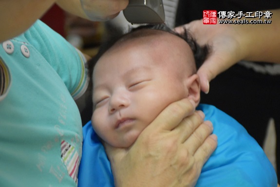 剃胎毛、滿月剃頭、嬰兒剃頭、嬰兒理髮、嬰兒剃髮、嬰兒剃胎毛、嬰兒滿月剃頭、寶寶剃頭、剃胎毛儀式、剃胎毛吉祥話、滿月剃頭儀式、滿月剃頭吉祥話、寶寶剃胎毛、寶寶滿月剃頭理髮、 新北市樹林地區剃胎毛、新北市樹林地區滿月剃頭、新北市樹林地區嬰兒剃頭剃胎毛、新北市樹林地區嬰兒理髮、新北市嬰兒剃髮、鄭寶寶(新北樹林區到府嬰兒寶寶滿月剃頭理髮、免費到府嬰兒剃胎毛儀式吉祥話)。到府剃頭剃胎毛主持、專業拍照、DVD光碟、證書。★購買「臍帶章、肚臍章、胎毛筆刷印章」贈送：剃頭、收涎、抓周，三選一。2017.10.13照片16