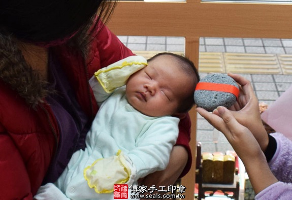剃胎毛、滿月剃頭、嬰兒剃頭、嬰兒理髮、嬰兒剃髮、嬰兒剃胎毛、嬰兒滿月剃頭、寶寶剃頭、剃胎毛儀式、剃胎毛吉祥話、滿月剃頭儀式、滿月剃頭吉祥話、寶寶剃胎毛、寶寶滿月剃頭理髮、新竹香山區剃胎毛、新竹香山區滿月剃頭、新竹香山區嬰兒剃頭剃胎毛、新竹香山區嬰兒理髮、新竹香山區嬰兒剃髮、寶寶(新竹香山區嬰兒寶寶滿月剃頭理髮、免費嬰兒剃胎毛儀式吉祥話)。中國風會場，爸媽寶貝免費穿「日中韓」古裝禮服。專業拍照、DVD光碟、證書。★購買「臍帶章、肚臍章、胎毛筆刷印章」贈送：剃頭、收涎、抓周，三選一。2016.01.12 照片5