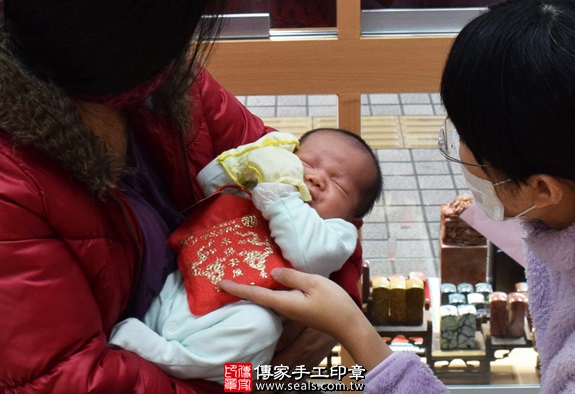 剃胎毛、滿月剃頭、嬰兒剃頭、嬰兒理髮、嬰兒剃髮、嬰兒剃胎毛、嬰兒滿月剃頭、寶寶剃頭、剃胎毛儀式、剃胎毛吉祥話、滿月剃頭儀式、滿月剃頭吉祥話、寶寶剃胎毛、寶寶滿月剃頭理髮、新竹香山區剃胎毛、新竹香山區滿月剃頭、新竹香山區嬰兒剃頭剃胎毛、新竹香山區嬰兒理髮、新竹香山區嬰兒剃髮、寶寶(新竹香山區嬰兒寶寶滿月剃頭理髮、免費嬰兒剃胎毛儀式吉祥話)。中國風會場，爸媽寶貝免費穿「日中韓」古裝禮服。專業拍照、DVD光碟、證書。★購買「臍帶章、肚臍章、胎毛筆刷印章」贈送：剃頭、收涎、抓周，三選一。2016.01.12 照片6