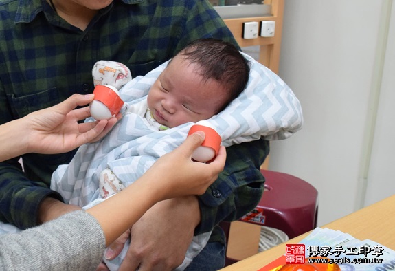 剃胎毛、滿月剃頭、嬰兒剃頭、嬰兒理髮、嬰兒剃髮、嬰兒剃胎毛、嬰兒滿月剃頭、寶寶剃頭、剃胎毛儀式、剃胎毛吉祥話、滿月剃頭儀式、滿月剃頭吉祥話、寶寶剃胎毛、寶寶滿月剃頭理髮、新竹香山區剃胎毛、新竹香山區滿月剃頭、新竹香山區嬰兒剃頭剃胎毛、新竹香山區嬰兒理髮、新竹香山區嬰兒剃髮、卓寶寶(新竹香山區嬰兒寶寶滿月剃頭理髮、免費嬰兒剃胎毛儀式吉祥話)。中國風會場，爸媽寶貝免費穿「日中韓」古裝禮服。專業拍照、DVD光碟、證書。★購買「臍帶章、肚臍章、胎毛筆刷印章」贈送：剃頭、收涎、抓周，三選一。2016.01.23 照片3