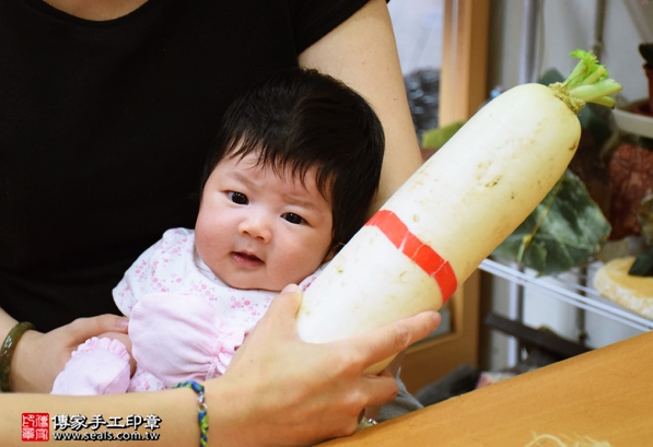 剃胎毛、滿月剃頭、嬰兒剃頭、嬰兒理髮、嬰兒剃髮、嬰兒剃胎毛、嬰兒滿月剃頭、寶寶剃頭、剃胎毛儀式、剃胎毛吉祥話、滿月剃頭儀式、滿月剃頭吉祥話、寶寶剃胎毛、寶寶滿月剃頭理髮、新北永和區剃胎毛、新北永和區滿月剃頭、新北永和區嬰兒剃頭剃胎毛、新北永和區嬰兒理髮、新北永和區嬰兒剃髮、孫寶寶(新北永和區嬰兒寶寶滿月剃頭理髮、免費嬰兒剃胎毛儀式吉祥話)。中國風會場，爸媽寶貝免費穿「日中韓」古裝禮服。專業拍照、DVD光碟、證書。★購買「臍帶章、肚臍章、胎毛筆刷印章」贈送：剃頭、收涎、抓周，三選一。2016.05.22  照片13