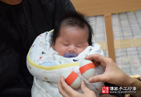 剃胎毛、滿月剃頭、嬰兒剃頭、嬰兒理髮、嬰兒剃髮、嬰兒剃胎毛、嬰兒滿月剃頭、寶寶剃頭、剃胎毛儀式、剃胎毛吉祥話、滿月剃頭儀式、滿月剃頭吉祥話、寶寶剃胎毛、寶寶滿月剃頭理髮、新竹香山區剃胎毛、新竹香山區滿月剃頭、新竹香山區嬰兒剃頭剃胎毛、新竹香山區嬰兒理髮、新竹香山區嬰兒剃髮、徐寶寶(新竹香山區嬰兒寶寶滿月剃頭理髮、免費嬰兒剃胎毛儀式吉祥話)。中國風會場，爸媽寶貝免費穿「日中韓」古裝禮服。專業拍照、DVD光碟、證書。★購買「臍帶章、肚臍章、胎毛筆刷印章」贈送：剃頭、收涎、抓周，三選一。2016.01.10 照片4