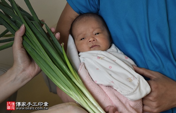 剃胎毛、滿月剃頭、嬰兒剃頭、嬰兒理髮、嬰兒剃髮、嬰兒剃胎毛、嬰兒滿月剃頭、寶寶剃頭、剃胎毛儀式、剃胎毛吉祥話、滿月剃頭儀式、滿月剃頭吉祥話、寶寶剃胎毛、寶寶滿月剃頭理髮、 新竹北區剃胎毛、新竹北區滿月剃頭、 新竹北區嬰兒剃頭剃胎毛、新竹北區嬰兒理髮、新竹北區嬰兒剃髮、黃寶寶(新竹北區到府嬰兒寶寶滿月剃頭理髮、免費到府嬰兒剃胎毛儀式吉祥話)。到府剃頭剃胎毛主持、專業拍照、DVD光碟、證書。★購買「臍帶章、肚臍章、胎毛筆刷印章」贈送：剃頭、收涎、抓周，三選一。2017.04.24  照片12