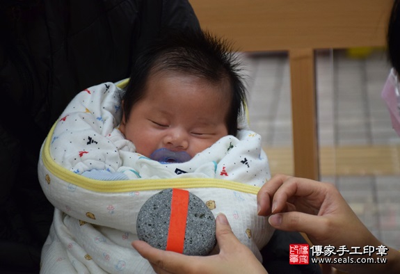 剃胎毛、滿月剃頭、嬰兒剃頭、嬰兒理髮、嬰兒剃髮、嬰兒剃胎毛、嬰兒滿月剃頭、寶寶剃頭、剃胎毛儀式、剃胎毛吉祥話、滿月剃頭儀式、滿月剃頭吉祥話、寶寶剃胎毛、寶寶滿月剃頭理髮、新竹香山區剃胎毛、新竹香山區滿月剃頭、新竹香山區嬰兒剃頭剃胎毛、新竹香山區嬰兒理髮、新竹香山區嬰兒剃髮、徐寶寶(新竹香山區嬰兒寶寶滿月剃頭理髮、免費嬰兒剃胎毛儀式吉祥話)。中國風會場，爸媽寶貝免費穿「日中韓」古裝禮服。專業拍照、DVD光碟、證書。★購買「臍帶章、肚臍章、胎毛筆刷印章」贈送：剃頭、收涎、抓周，三選一。2016.01.10 照片5