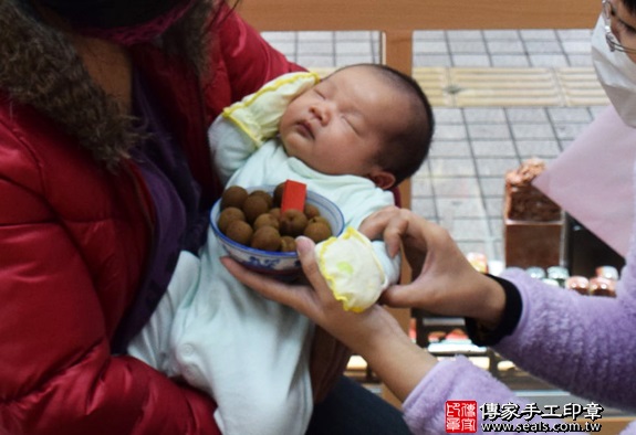 剃胎毛、滿月剃頭、嬰兒剃頭、嬰兒理髮、嬰兒剃髮、嬰兒剃胎毛、嬰兒滿月剃頭、寶寶剃頭、剃胎毛儀式、剃胎毛吉祥話、滿月剃頭儀式、滿月剃頭吉祥話、寶寶剃胎毛、寶寶滿月剃頭理髮、新竹香山區剃胎毛、新竹香山區滿月剃頭、新竹香山區嬰兒剃頭剃胎毛、新竹香山區嬰兒理髮、新竹香山區嬰兒剃髮、寶寶(新竹香山區嬰兒寶寶滿月剃頭理髮、免費嬰兒剃胎毛儀式吉祥話)。中國風會場，爸媽寶貝免費穿「日中韓」古裝禮服。專業拍照、DVD光碟、證書。★購買「臍帶章、肚臍章、胎毛筆刷印章」贈送：剃頭、收涎、抓周，三選一。2016.01.12 照片7