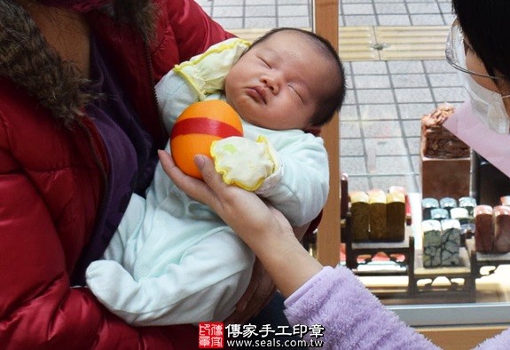 剃胎毛、滿月剃頭、嬰兒剃頭、嬰兒理髮、嬰兒剃髮、嬰兒剃胎毛、嬰兒滿月剃頭、寶寶剃頭、剃胎毛儀式、剃胎毛吉祥話、滿月剃頭儀式、滿月剃頭吉祥話、寶寶剃胎毛、寶寶滿月剃頭理髮、新竹香山區剃胎毛、新竹香山區滿月剃頭、新竹香山區嬰兒剃頭剃胎毛、新竹香山區嬰兒理髮、新竹香山區嬰兒剃髮、寶寶(新竹香山區嬰兒寶寶滿月剃頭理髮、免費嬰兒剃胎毛儀式吉祥話)。中國風會場，爸媽寶貝免費穿「日中韓」古裝禮服。專業拍照、DVD光碟、證書。★購買「臍帶章、肚臍章、胎毛筆刷印章」贈送：剃頭、收涎、抓周，三選一。2016.01.12 照片9