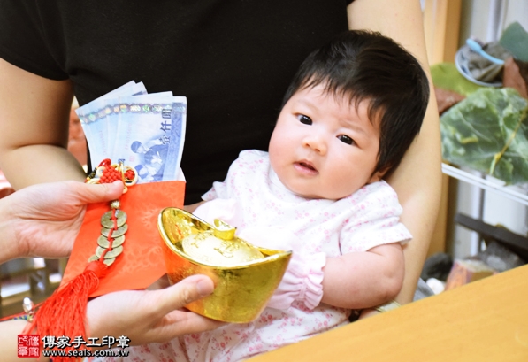 剃胎毛、滿月剃頭、嬰兒剃頭、嬰兒理髮、嬰兒剃髮、嬰兒剃胎毛、嬰兒滿月剃頭、寶寶剃頭、剃胎毛儀式、剃胎毛吉祥話、滿月剃頭儀式、滿月剃頭吉祥話、寶寶剃胎毛、寶寶滿月剃頭理髮、新北永和區剃胎毛、新北永和區滿月剃頭、新北永和區嬰兒剃頭剃胎毛、新北永和區嬰兒理髮、新北永和區嬰兒剃髮、孫寶寶(新北永和區嬰兒寶寶滿月剃頭理髮、免費嬰兒剃胎毛儀式吉祥話)。中國風會場，爸媽寶貝免費穿「日中韓」古裝禮服。專業拍照、DVD光碟、證書。★購買「臍帶章、肚臍章、胎毛筆刷印章」贈送：剃頭、收涎、抓周，三選一。2016.05.22  照片15