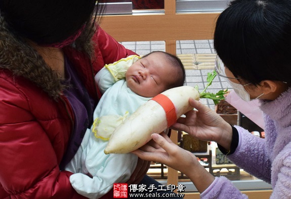 剃胎毛、滿月剃頭、嬰兒剃頭、嬰兒理髮、嬰兒剃髮、嬰兒剃胎毛、嬰兒滿月剃頭、寶寶剃頭、剃胎毛儀式、剃胎毛吉祥話、滿月剃頭儀式、滿月剃頭吉祥話、寶寶剃胎毛、寶寶滿月剃頭理髮、新竹香山區剃胎毛、新竹香山區滿月剃頭、新竹香山區嬰兒剃頭剃胎毛、新竹香山區嬰兒理髮、新竹香山區嬰兒剃髮、寶寶(新竹香山區嬰兒寶寶滿月剃頭理髮、免費嬰兒剃胎毛儀式吉祥話)。中國風會場，爸媽寶貝免費穿「日中韓」古裝禮服。專業拍照、DVD光碟、證書。★購買「臍帶章、肚臍章、胎毛筆刷印章」贈送：剃頭、收涎、抓周，三選一。2016.01.12 照片13