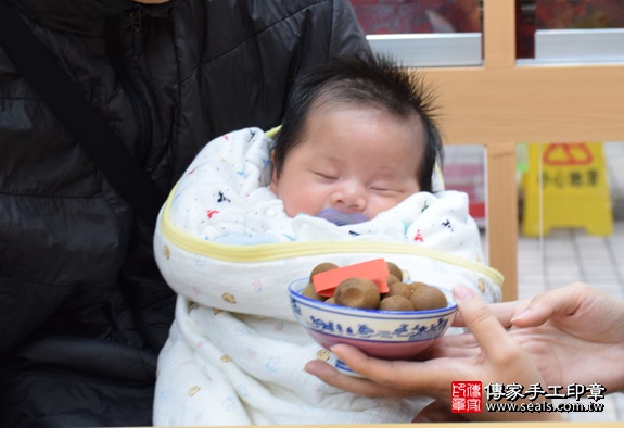 剃胎毛、滿月剃頭、嬰兒剃頭、嬰兒理髮、嬰兒剃髮、嬰兒剃胎毛、嬰兒滿月剃頭、寶寶剃頭、剃胎毛儀式、剃胎毛吉祥話、滿月剃頭儀式、滿月剃頭吉祥話、寶寶剃胎毛、寶寶滿月剃頭理髮、新竹香山區剃胎毛、新竹香山區滿月剃頭、新竹香山區嬰兒剃頭剃胎毛、新竹香山區嬰兒理髮、新竹香山區嬰兒剃髮、徐寶寶(新竹香山區嬰兒寶寶滿月剃頭理髮、免費嬰兒剃胎毛儀式吉祥話)。中國風會場，爸媽寶貝免費穿「日中韓」古裝禮服。專業拍照、DVD光碟、證書。★購買「臍帶章、肚臍章、胎毛筆刷印章」贈送：剃頭、收涎、抓周，三選一。2016.01.10 照片7