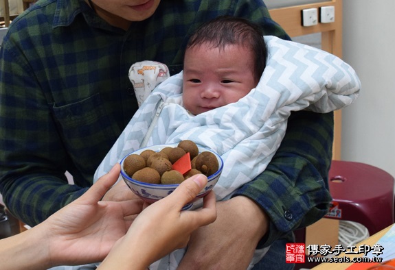 剃胎毛、滿月剃頭、嬰兒剃頭、嬰兒理髮、嬰兒剃髮、嬰兒剃胎毛、嬰兒滿月剃頭、寶寶剃頭、剃胎毛儀式、剃胎毛吉祥話、滿月剃頭儀式、滿月剃頭吉祥話、寶寶剃胎毛、寶寶滿月剃頭理髮、新竹香山區剃胎毛、新竹香山區滿月剃頭、新竹香山區嬰兒剃頭剃胎毛、新竹香山區嬰兒理髮、新竹香山區嬰兒剃髮、卓寶寶(新竹香山區嬰兒寶寶滿月剃頭理髮、免費嬰兒剃胎毛儀式吉祥話)。中國風會場，爸媽寶貝免費穿「日中韓」古裝禮服。專業拍照、DVD光碟、證書。★購買「臍帶章、肚臍章、胎毛筆刷印章」贈送：剃頭、收涎、抓周，三選一。2016.01.23 照片7
