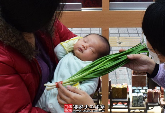 剃胎毛、滿月剃頭、嬰兒剃頭、嬰兒理髮、嬰兒剃髮、嬰兒剃胎毛、嬰兒滿月剃頭、寶寶剃頭、剃胎毛儀式、剃胎毛吉祥話、滿月剃頭儀式、滿月剃頭吉祥話、寶寶剃胎毛、寶寶滿月剃頭理髮、新竹香山區剃胎毛、新竹香山區滿月剃頭、新竹香山區嬰兒剃頭剃胎毛、新竹香山區嬰兒理髮、新竹香山區嬰兒剃髮、寶寶(新竹香山區嬰兒寶寶滿月剃頭理髮、免費嬰兒剃胎毛儀式吉祥話)。中國風會場，爸媽寶貝免費穿「日中韓」古裝禮服。專業拍照、DVD光碟、證書。★購買「臍帶章、肚臍章、胎毛筆刷印章」贈送：剃頭、收涎、抓周，三選一。2016.01.12 照片10