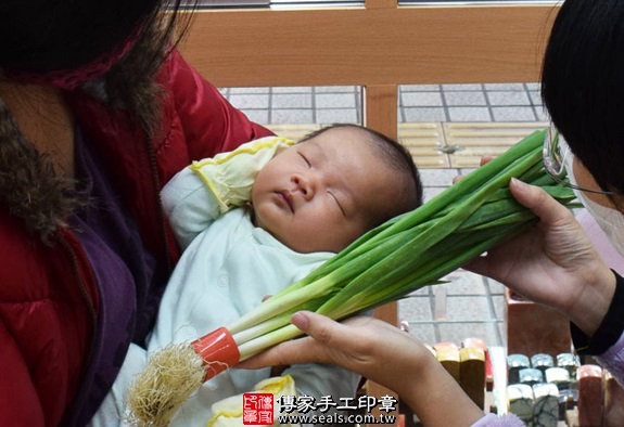 剃胎毛、滿月剃頭、嬰兒剃頭、嬰兒理髮、嬰兒剃髮、嬰兒剃胎毛、嬰兒滿月剃頭、寶寶剃頭、剃胎毛儀式、剃胎毛吉祥話、滿月剃頭儀式、滿月剃頭吉祥話、寶寶剃胎毛、寶寶滿月剃頭理髮、新竹香山區剃胎毛、新竹香山區滿月剃頭、新竹香山區嬰兒剃頭剃胎毛、新竹香山區嬰兒理髮、新竹香山區嬰兒剃髮、寶寶(新竹香山區嬰兒寶寶滿月剃頭理髮、免費嬰兒剃胎毛儀式吉祥話)。中國風會場，爸媽寶貝免費穿「日中韓」古裝禮服。專業拍照、DVD光碟、證書。★購買「臍帶章、肚臍章、胎毛筆刷印章」贈送：剃頭、收涎、抓周，三選一。2016.01.12 照片12