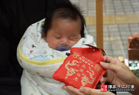 剃胎毛、滿月剃頭、嬰兒剃頭、嬰兒理髮、嬰兒剃髮、嬰兒剃胎毛、嬰兒滿月剃頭、寶寶剃頭、剃胎毛儀式、剃胎毛吉祥話、滿月剃頭儀式、滿月剃頭吉祥話、寶寶剃胎毛、寶寶滿月剃頭理髮、新竹香山區剃胎毛、新竹香山區滿月剃頭、新竹香山區嬰兒剃頭剃胎毛、新竹香山區嬰兒理髮、新竹香山區嬰兒剃髮、徐寶寶(新竹香山區嬰兒寶寶滿月剃頭理髮、免費嬰兒剃胎毛儀式吉祥話)。中國風會場，爸媽寶貝免費穿「日中韓」古裝禮服。專業拍照、DVD光碟、證書。★購買「臍帶章、肚臍章、胎毛筆刷印章」贈送：剃頭、收涎、抓周，三選一。2016.01.10 照片6