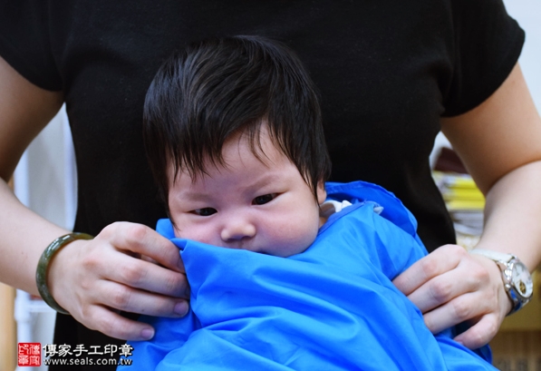 剃胎毛、滿月剃頭、嬰兒剃頭、嬰兒理髮、嬰兒剃髮、嬰兒剃胎毛、嬰兒滿月剃頭、寶寶剃頭、剃胎毛儀式、剃胎毛吉祥話、滿月剃頭儀式、滿月剃頭吉祥話、寶寶剃胎毛、寶寶滿月剃頭理髮、新北永和區剃胎毛、新北永和區滿月剃頭、新北永和區嬰兒剃頭剃胎毛、新北永和區嬰兒理髮、新北永和區嬰兒剃髮、孫寶寶(新北永和區嬰兒寶寶滿月剃頭理髮、免費嬰兒剃胎毛儀式吉祥話)。中國風會場，爸媽寶貝免費穿「日中韓」古裝禮服。專業拍照、DVD光碟、證書。★購買「臍帶章、肚臍章、胎毛筆刷印章」贈送：剃頭、收涎、抓周，三選一。2016.05.22  照片16