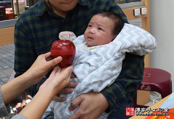 剃胎毛、滿月剃頭、嬰兒剃頭、嬰兒理髮、嬰兒剃髮、嬰兒剃胎毛、嬰兒滿月剃頭、寶寶剃頭、剃胎毛儀式、剃胎毛吉祥話、滿月剃頭儀式、滿月剃頭吉祥話、寶寶剃胎毛、寶寶滿月剃頭理髮、新竹香山區剃胎毛、新竹香山區滿月剃頭、新竹香山區嬰兒剃頭剃胎毛、新竹香山區嬰兒理髮、新竹香山區嬰兒剃髮、卓寶寶(新竹香山區嬰兒寶寶滿月剃頭理髮、免費嬰兒剃胎毛儀式吉祥話)。中國風會場，爸媽寶貝免費穿「日中韓」古裝禮服。專業拍照、DVD光碟、證書。★購買「臍帶章、肚臍章、胎毛筆刷印章」贈送：剃頭、收涎、抓周，三選一。2016.01.23 照片8