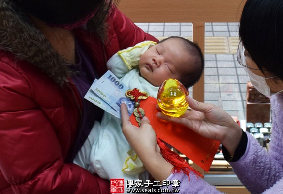 剃胎毛、滿月剃頭、嬰兒剃頭、嬰兒理髮、嬰兒剃髮、嬰兒剃胎毛、嬰兒滿月剃頭、寶寶剃頭、剃胎毛儀式、剃胎毛吉祥話、滿月剃頭儀式、滿月剃頭吉祥話、寶寶剃胎毛、寶寶滿月剃頭理髮、新竹香山區剃胎毛、新竹香山區滿月剃頭、新竹香山區嬰兒剃頭剃胎毛、新竹香山區嬰兒理髮、新竹香山區嬰兒剃髮、寶寶(新竹香山區嬰兒寶寶滿月剃頭理髮、免費嬰兒剃胎毛儀式吉祥話)。中國風會場，爸媽寶貝免費穿「日中韓」古裝禮服。專業拍照、DVD光碟、證書。★購買「臍帶章、肚臍章、胎毛筆刷印章」贈送：剃頭、收涎、抓周，三選一。2016.01.12 照片14