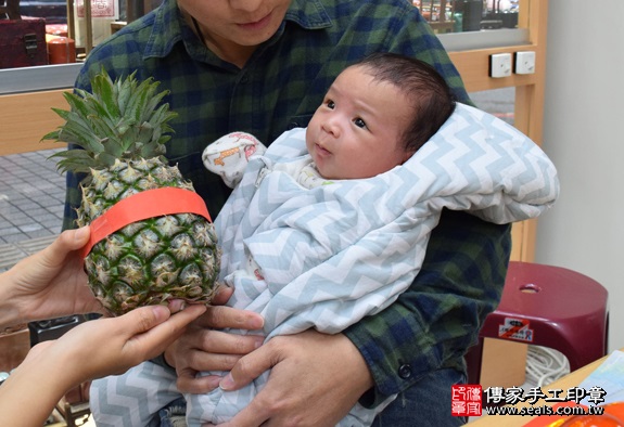 剃胎毛、滿月剃頭、嬰兒剃頭、嬰兒理髮、嬰兒剃髮、嬰兒剃胎毛、嬰兒滿月剃頭、寶寶剃頭、剃胎毛儀式、剃胎毛吉祥話、滿月剃頭儀式、滿月剃頭吉祥話、寶寶剃胎毛、寶寶滿月剃頭理髮、新竹香山區剃胎毛、新竹香山區滿月剃頭、新竹香山區嬰兒剃頭剃胎毛、新竹香山區嬰兒理髮、新竹香山區嬰兒剃髮、卓寶寶(新竹香山區嬰兒寶寶滿月剃頭理髮、免費嬰兒剃胎毛儀式吉祥話)。中國風會場，爸媽寶貝免費穿「日中韓」古裝禮服。專業拍照、DVD光碟、證書。★購買「臍帶章、肚臍章、胎毛筆刷印章」贈送：剃頭、收涎、抓周，三選一。2016.01.23 照片13
