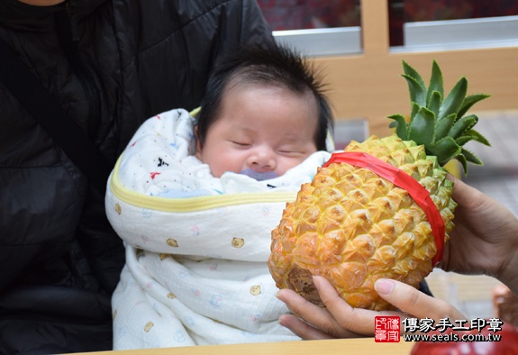剃胎毛、滿月剃頭、嬰兒剃頭、嬰兒理髮、嬰兒剃髮、嬰兒剃胎毛、嬰兒滿月剃頭、寶寶剃頭、剃胎毛儀式、剃胎毛吉祥話、滿月剃頭儀式、滿月剃頭吉祥話、寶寶剃胎毛、寶寶滿月剃頭理髮、新竹香山區剃胎毛、新竹香山區滿月剃頭、新竹香山區嬰兒剃頭剃胎毛、新竹香山區嬰兒理髮、新竹香山區嬰兒剃髮、徐寶寶(新竹香山區嬰兒寶寶滿月剃頭理髮、免費嬰兒剃胎毛儀式吉祥話)。中國風會場，爸媽寶貝免費穿「日中韓」古裝禮服。專業拍照、DVD光碟、證書。★購買「臍帶章、肚臍章、胎毛筆刷印章」贈送：剃頭、收涎、抓周，三選一。2016.01.10 照片14