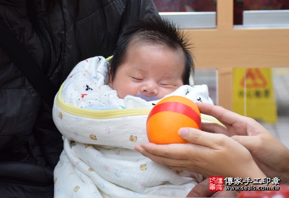 剃胎毛、滿月剃頭、嬰兒剃頭、嬰兒理髮、嬰兒剃髮、嬰兒剃胎毛、嬰兒滿月剃頭、寶寶剃頭、剃胎毛儀式、剃胎毛吉祥話、滿月剃頭儀式、滿月剃頭吉祥話、寶寶剃胎毛、寶寶滿月剃頭理髮、新竹香山區剃胎毛、新竹香山區滿月剃頭、新竹香山區嬰兒剃頭剃胎毛、新竹香山區嬰兒理髮、新竹香山區嬰兒剃髮、徐寶寶(新竹香山區嬰兒寶寶滿月剃頭理髮、免費嬰兒剃胎毛儀式吉祥話)。中國風會場，爸媽寶貝免費穿「日中韓」古裝禮服。專業拍照、DVD光碟、證書。★購買「臍帶章、肚臍章、胎毛筆刷印章」贈送：剃頭、收涎、抓周，三選一。2016.01.10 照片9