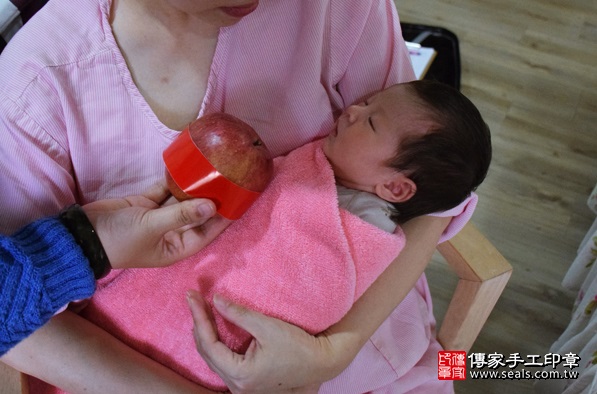 剃胎毛、滿月剃頭、嬰兒剃頭、嬰兒理髮、嬰兒剃髮、嬰兒剃胎毛、嬰兒滿月剃頭、寶寶剃頭、剃胎毛儀式、剃胎毛吉祥話、滿月剃頭儀式、滿月剃頭吉祥話、寶寶剃胎毛、寶寶滿月剃頭理髮、 台中南屯區剃胎毛、台中南屯區滿月剃頭、 台中南屯區嬰兒剃頭剃胎毛、台中南屯區嬰兒理髮、台中南屯區嬰兒剃髮、黃寶寶(台中南屯區到府嬰兒寶寶滿月剃頭理髮、免費到府嬰兒剃胎毛儀式吉祥話)。到府剃頭剃胎毛主持、專業拍照、DVD光碟、證書。★購買「臍帶章、肚臍章、胎毛筆刷印章」贈送：剃頭、收涎、抓周，三選一。2016.02.14 照片8